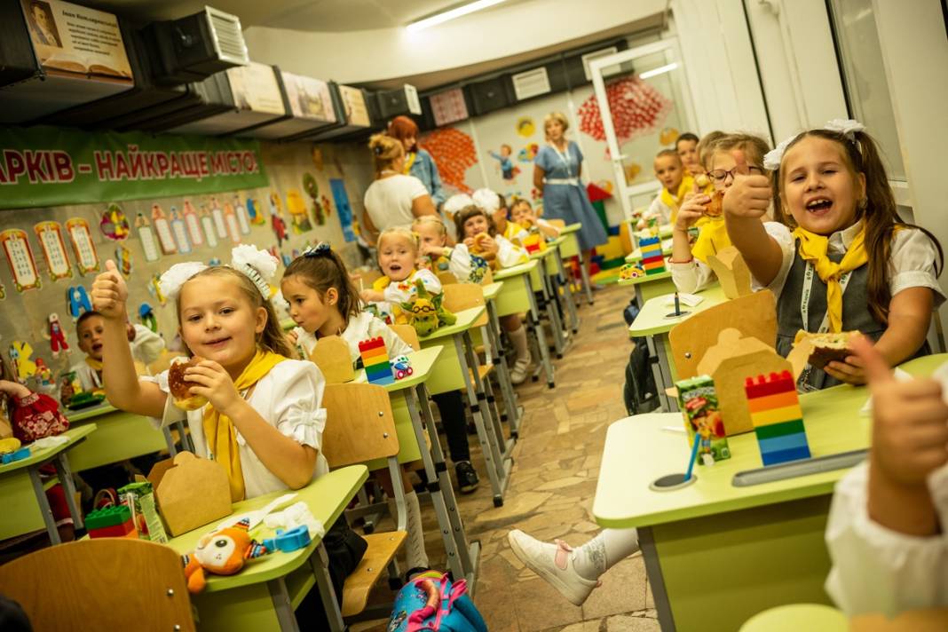 Füze saldırılarının gölgesinde yeni eğitim yılı: Ukrayna'da ilk ders zili metroda çaldı 10